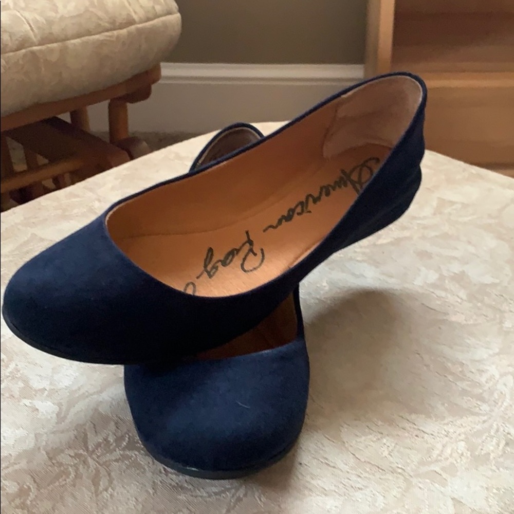 Flat navy blue shoes